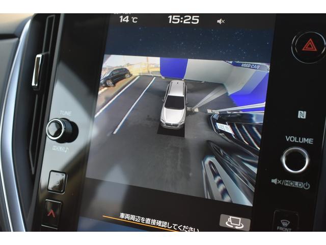 ���񂹁A�Ԍɓ���̍ہA�ԗ���^���΂ߏォ�猩���悤�ȕ\���̃f�W�^���}���`�r���[���j�^�[���̗p���܂����B�^�]�Ȃ���͌����ɂ������������A���^�C���Ɋm�F�ł��邽�ߋ������̉^�]�̕s����a�炰�Ă���܂��B