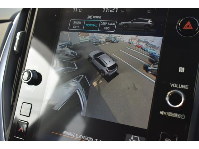 ���񂹁A�Ԍɓ���̍ہA�ԗ���^���΂ߏォ�猩���悤�ȕ\���̃f�W�^���}���`�r���[���j�^�[���̗p���܂����B�^�]�Ȃ���͌����ɂ������������A���^�C���Ɋm�F�ł��邽�ߋ������̉^�]�̕s����a�炰�Ă���܂��B