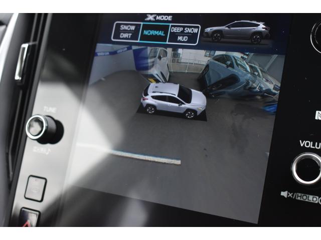 ���񂹁A�Ԍɓ���̍ہA�ԗ���^���΂ߏォ�猩���悤�ȕ\���̃f�W�^���}���`�r���[���j�^�[���̗p���܂����B�^�]�Ȃ���͌����ɂ������������A���^�C���Ɋm�F�ł��邽�ߋ������̉^�]�̕s����a�炰�Ă���܂��B