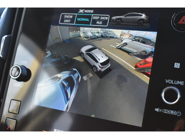 ���񂹁A�Ԍɓ���̍ہA�ԗ���^���΂ߏォ�猩���悤�ȕ\���̃f�W�^���}���`�r���[���j�^�[���̗p���܂����B�^�]�Ȃ���͌����ɂ������������A���^�C���Ɋm�F�ł��邽�ߋ������̉^�]�̕s����a�炰�Ă���܂��B