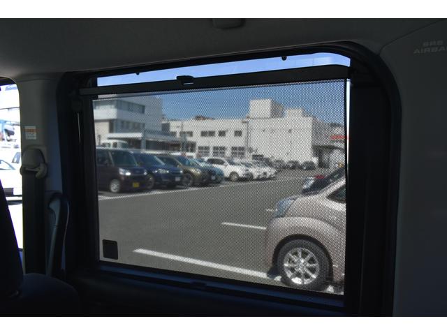 �i�[�������h�A�T���V�F�[�h�𗼑���Ȃɔ����Ă���܂��B���W�J��Ԃł��B�������������Ղ��Ă���܂��B