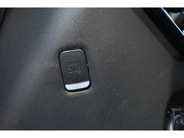 �V�t�g���ɂ͔������J�S��݂艺����t�b�N������Ă���܂��B