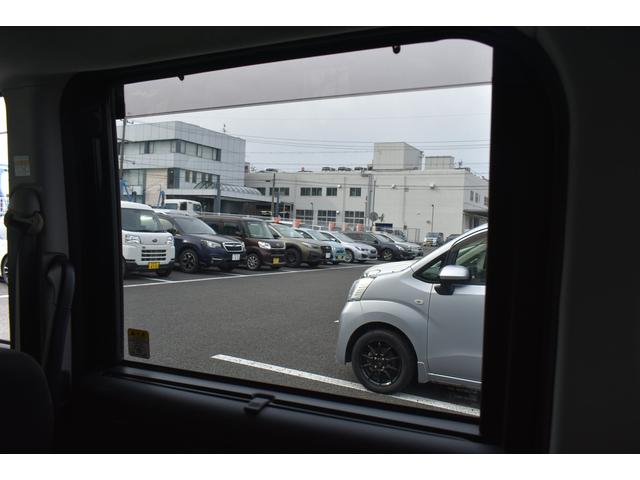 �i�[�������h�A�T���V�F�[�h�𗼑���Ȃɔ����Ă���܂��B