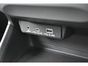 ご利用のスマホ等を充電/接続する為の充電ポートをシフト前に備えております