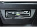 ＥＴＣは純正ならではの足元を妨げない工夫をこらしており、ＥＴＣ２．０搭載車です。周辺のＩＴＳスポット道路状況や渋滞情報も表示可能でございます。