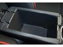 センターコンソール内部には小物入れございます。