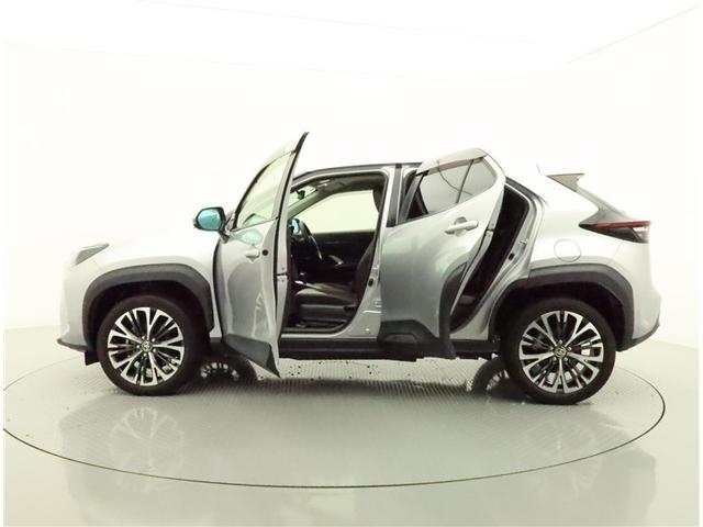 ヤリスクロス ハイブリッドＺ　ナビフルセグ　全方位モニター　ドラレコ衝突被害軽減システム　ＥＴＣ　電動シート　スマートキー　ＬＥＤ　ＦＯＧ　サイドバイザー　リヤワイパー　クリアランスソナー　シートヒーター　オートライト　１オーナー（2枚目）