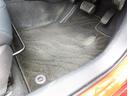 フロアマットも綺麗にクリーニングされています。尚、臭い・汚れ等には個人差がございますので、必ず現車確認下さいませ。