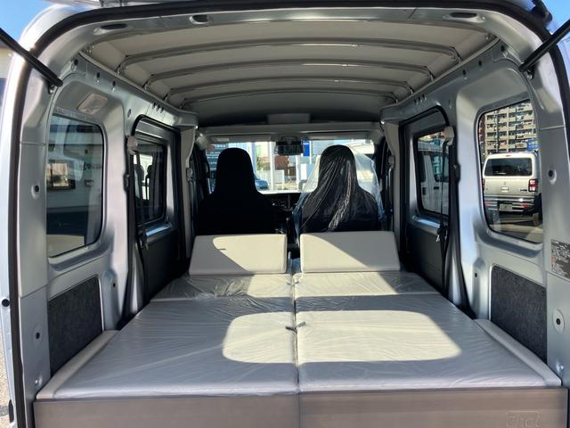 ハイゼットカーゴ ＤＸ　登録済み未使用車　４ＷＤ　スマートアシストＩＩＩ　車中泊仕様　ちょいＣａｍ寝るだけキット付き　コーナーセンサー　アイドリングストップ　キーレス　バックカメラ　ハイルーフ（12枚目）