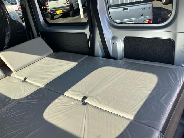 ハイゼットカーゴ ＤＸ　登録済み未使用車　４ＷＤ　スマートアシストＩＩＩ　車中泊仕様　ちょいＣａｍ寝るだけキット付き　コーナーセンサー　アイドリングストップ　キーレス　バックカメラ　ハイルーフ（13枚目）