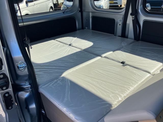 ハイゼットカーゴ ＤＸ　登録済み未使用車　４ＷＤ　スマートアシストＩＩＩ　車中泊仕様　ちょいＣａｍ寝るだけキット付き　コーナーセンサー　アイドリングストップ　キーレス　バックカメラ　ハイルーフ（18枚目）