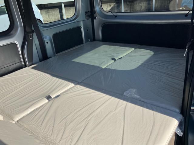 ハイゼットカーゴ ＤＸ　登録済み未使用車　４ＷＤ　スマートアシストＩＩＩ　車中泊仕様　ちょいＣａｍ寝るだけキット付き　コーナーセンサー　アイドリングストップ　キーレス　バックカメラ　ハイルーフ（21枚目）