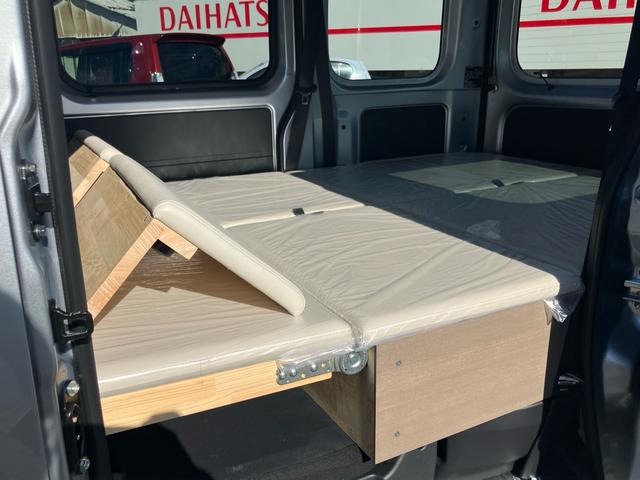 ハイゼットカーゴ ＤＸ　登録済み未使用車　４ＷＤ　スマートアシストＩＩＩ　車中泊仕様　ちょいＣａｍ寝るだけキット付き　コーナーセンサー　アイドリングストップ　キーレス　バックカメラ　ハイルーフ（22枚目）