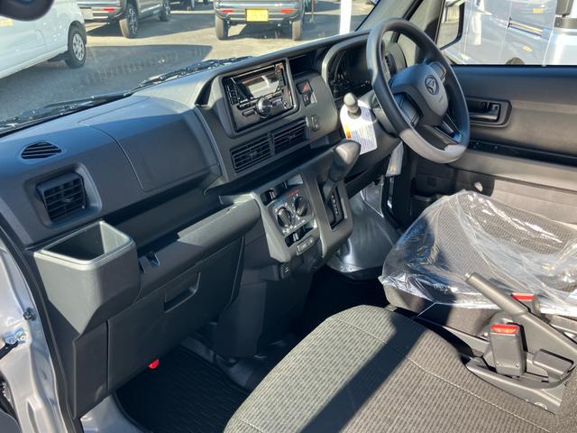 ハイゼットカーゴ ＤＸ　登録済み未使用車　４ＷＤ　スマートアシストＩＩＩ　車中泊仕様　ちょいＣａｍ寝るだけキット付き　コーナーセンサー　アイドリングストップ　キーレス　バックカメラ　ハイルーフ（26枚目）