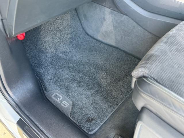 Ｑ５ ４０ＴＤＩクワトロ　スポーツ　４０ＴＤＩクワトロ　Ｓライン　ドライブレコーダー　ＥＴＣ　全周囲カメラ　クリアランスソナー　オートクルーズコントロール　パワーシート　パークアシスト　サンルーフ　ナビ　ＴＶ　オートライト（57枚目）