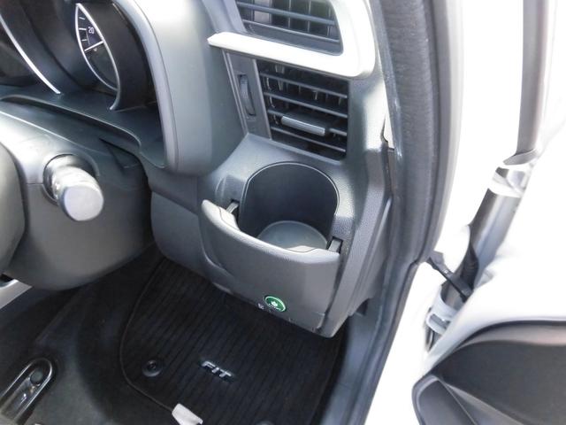 フィット １３Ｇ・Ｆパッケージ　運転席助手席エアバック　横滑り防止システム　ＥＴＣ装備　ＡＡＣ　後カメラ　ＰＷ　キーフリーシステム　運転席エアバッグ　ＡＢＳ　パワーステアリング　ワンセグテレビ　ナビＴＶ（28枚目）