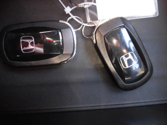 ステップワゴン ｅ：ＨＥＶスパーダ　純正ナビ　リア席モニター　ＥＴＣ　ホンダセンシングＬＥＤヘッドライト　デュアルエアコン　フルオートエアコン　ＥＳＣ　シートヒータ　キーフリー　ＬＥＤヘッドランプ　イモビ　ＡＢＳ　リアカメラ　スマートキ（12枚目）