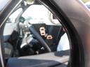 ブラインドスポット・インフォメーション装備。走行中、斜め後ろに車両の存在を検知すると、その方向のドアミラー鏡面上にマークを表示しお知らせしてくれます。