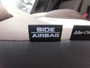 サイドエアバッグは、フロントシートの背もたれの外側にあるエアバッグです。側面からの衝突でエアバッグが膨らみ、運転者と助手席の同乗者の胸部への衝撃を緩和します。