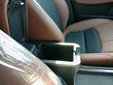 前席中央には、アームレスト付きのセンターコンソールボックスやカップホルダーがあります。
