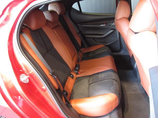 ＭＡＺＤＡ３ファストバック １５Ｓ　レトロスポーツエディション　衝突被害軽減システム　アダプティブクルーズコントロール　全周囲カメラ　オートマチックハイビーム　電動シート　シートヒーター　バックカメラ　オートライト　ＬＥＤヘッドランプ　Ｂｌｕｅｔｏｏｔｈ（12枚目）