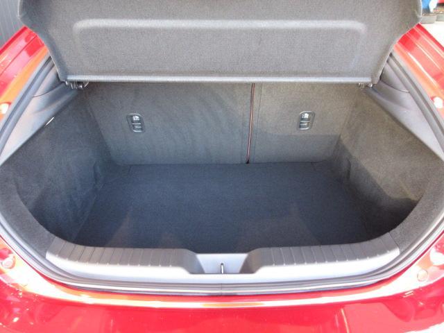 ��^�̃X�[�c�P�[�X��A��ʓI�ȃx�r�[�J�[���ςݍ��߂���p�I�ȍL������������Q�b�W���[���ł��B�㕔���Ȃ�|���΂�������̉ו���ς߂�t���b�g�ȃ��Q�b�W�X�y�[�X�ɂȂ�܂��B