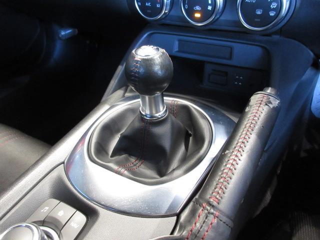 �X�g���[�g�^�C�v�̃V�t�g���o�[�Ƀ��U�[�̃m�u�A�u�[�c��g�ݍ��킹�A�X�|�[�e�B�ō������̂���f�U�C���ƂȂ��Ă��܂��B