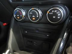 余計な操作の手間が無いフルオートエアコン。視線の移動や手を動かす必要がないということは、安全装備のひとつとも言えるでしょう。 6