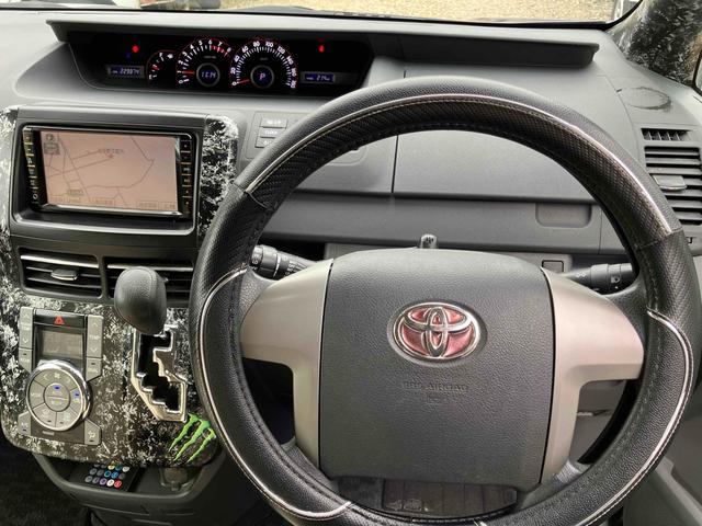 ヴォクシー Ｚ　ナビ　ＴＶ　両側スライド・片側電動　ＨＩＤ　スマートキー　電動格納ミラー　３列シート　ウォークスルー　ＣＶＴ　アルミホイール　ＣＤ　ＤＶＤ再生　ミュージックプレイヤー接続可　Ｂｌｕｅｔｏｏｔｈ（2枚目）