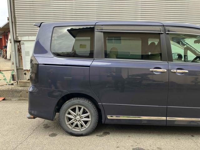 ヴォクシー Ｚ　ナビ　ＴＶ　両側スライド・片側電動　ＨＩＤ　スマートキー　電動格納ミラー　３列シート　ウォークスルー　ＣＶＴ　アルミホイール　ＣＤ　ＤＶＤ再生　ミュージックプレイヤー接続可　Ｂｌｕｅｔｏｏｔｈ（15枚目）