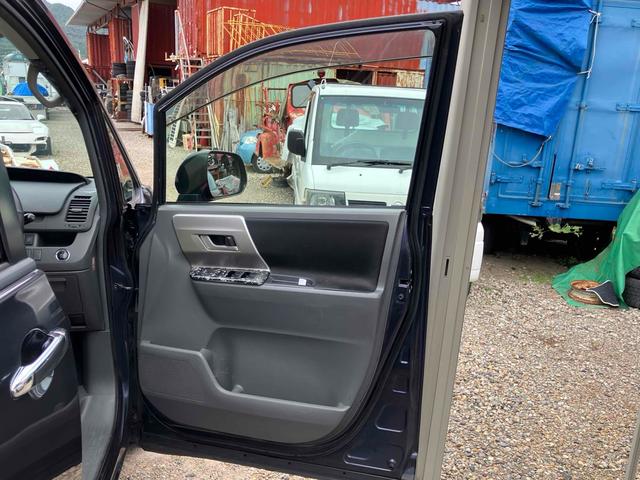 ヴォクシー Ｚ　ナビ　ＴＶ　両側スライド・片側電動　ＨＩＤ　スマートキー　電動格納ミラー　３列シート　ウォークスルー　ＣＶＴ　アルミホイール　ＣＤ　ＤＶＤ再生　ミュージックプレイヤー接続可　Ｂｌｕｅｔｏｏｔｈ（27枚目）