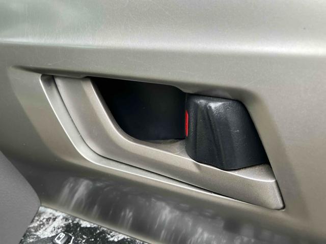 ヴォクシー Ｚ　ナビ　ＴＶ　両側スライド・片側電動　ＨＩＤ　スマートキー　電動格納ミラー　３列シート　ウォークスルー　ＣＶＴ　アルミホイール　ＣＤ　ＤＶＤ再生　ミュージックプレイヤー接続可　Ｂｌｕｅｔｏｏｔｈ（28枚目）