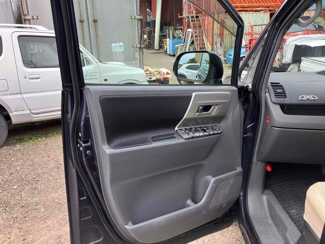 ヴォクシー Ｚ　ナビ　ＴＶ　両側スライド・片側電動　ＨＩＤ　スマートキー　電動格納ミラー　３列シート　ウォークスルー　ＣＶＴ　アルミホイール　ＣＤ　ＤＶＤ再生　ミュージックプレイヤー接続可　Ｂｌｕｅｔｏｏｔｈ（62枚目）