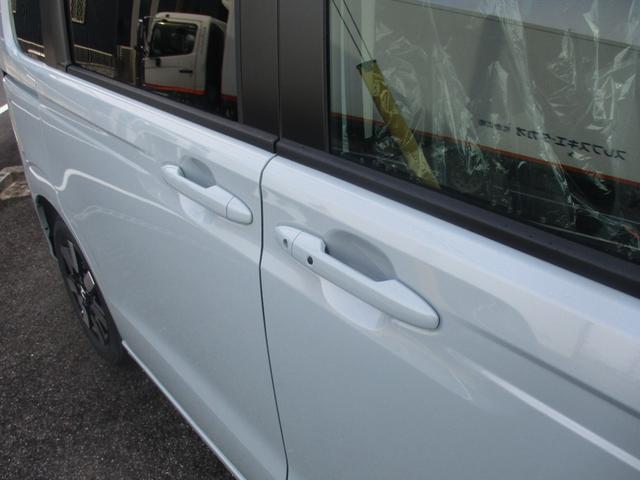 フリード ｅ：ＨＥＶエアー　ＥＸ　スマートキー、衝突防止機能、両側電動スライドドア、ステアリングスイッチ、電子パーキング、リタクーラー、オートライト、シートヒーター、３列シート、コネクト機能、ホンダセンシング、リヤカメラ（11枚目）