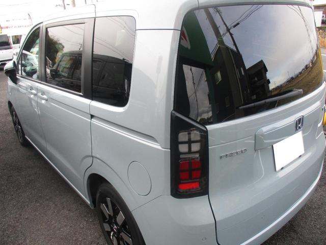 フリード ｅ：ＨＥＶエアー　ＥＸ　スマートキー、衝突防止機能、両側電動スライドドア、ステアリングスイッチ、電子パーキング、リタクーラー、オートライト、シートヒーター、３列シート、コネクト機能、ホンダセンシング、リヤカメラ（12枚目）