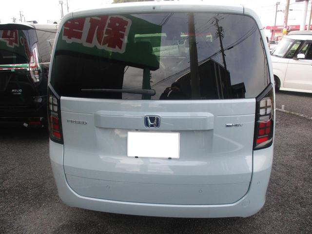 フリード ｅ：ＨＥＶエアー　ＥＸ　スマートキー、衝突防止機能、両側電動スライドドア、ステアリングスイッチ、電子パーキング、リタクーラー、オートライト、シートヒーター、３列シート、コネクト機能、ホンダセンシング、リヤカメラ（13枚目）