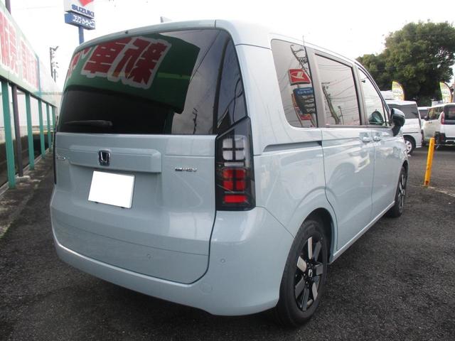 フリード ｅ：ＨＥＶエアー　ＥＸ　スマートキー、衝突防止機能、両側電動スライドドア、ステアリングスイッチ、電子パーキング、リタクーラー、オートライト、シートヒーター、３列シート、コネクト機能、ホンダセンシング、リヤカメラ（14枚目）