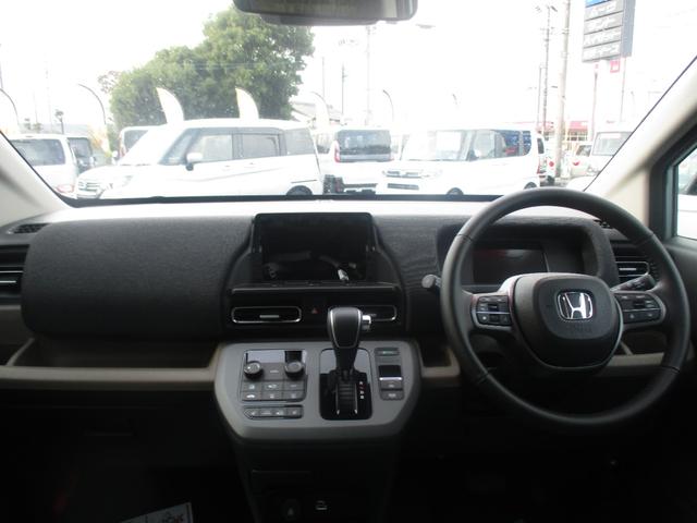 フリード ｅ：ＨＥＶエアー　ＥＸ　スマートキー、衝突防止機能、両側電動スライドドア、ステアリングスイッチ、電子パーキング、リタクーラー、オートライト、シートヒーター、３列シート、コネクト機能、ホンダセンシング、リヤカメラ（20枚目）