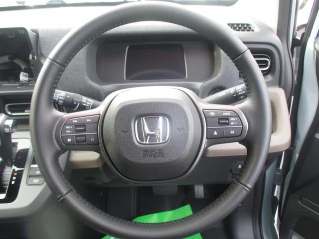 フリード ｅ：ＨＥＶエアー　ＥＸ　スマートキー、衝突防止機能、両側電動スライドドア、ステアリングスイッチ、電子パーキング、リタクーラー、オートライト、シートヒーター、３列シート、コネクト機能、ホンダセンシング、リヤカメラ（21枚目）