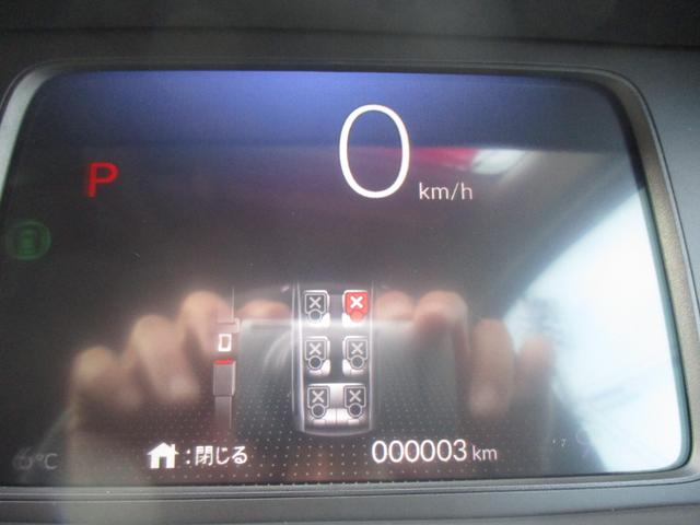 フリード ｅ：ＨＥＶエアー　ＥＸ　スマートキー、衝突防止機能、両側電動スライドドア、ステアリングスイッチ、電子パーキング、リタクーラー、オートライト、シートヒーター、３列シート、コネクト機能、ホンダセンシング、リヤカメラ（24枚目）