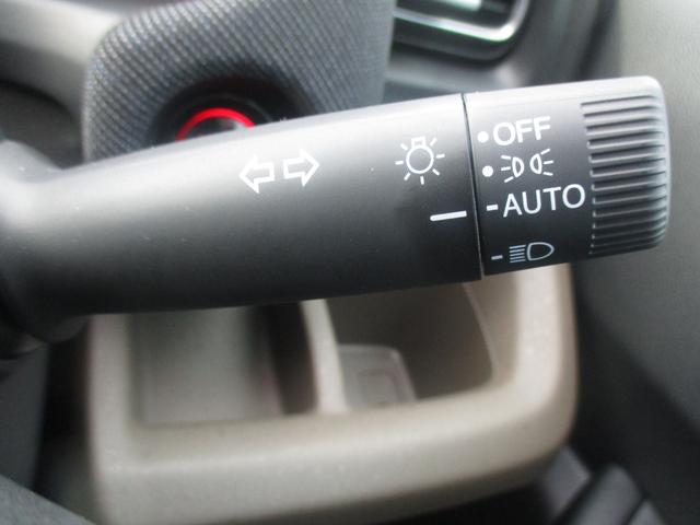 フリード ｅ：ＨＥＶエアー　ＥＸ　スマートキー、衝突防止機能、両側電動スライドドア、ステアリングスイッチ、電子パーキング、リタクーラー、オートライト、シートヒーター、３列シート、コネクト機能、ホンダセンシング、リヤカメラ（29枚目）