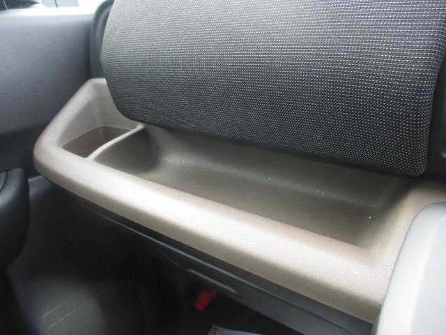 フリード ｅ：ＨＥＶエアー　ＥＸ　スマートキー、衝突防止機能、両側電動スライドドア、ステアリングスイッチ、電子パーキング、リタクーラー、オートライト、シートヒーター、３列シート、コネクト機能、ホンダセンシング、リヤカメラ（40枚目）