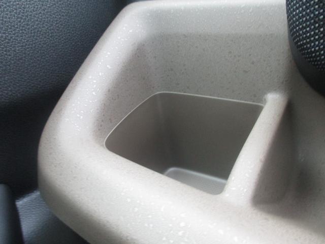 フリード ｅ：ＨＥＶエアー　ＥＸ　スマートキー、衝突防止機能、両側電動スライドドア、ステアリングスイッチ、電子パーキング、リタクーラー、オートライト、シートヒーター、３列シート、コネクト機能、ホンダセンシング、リヤカメラ（41枚目）