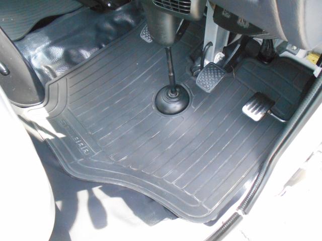 サンバートラック ＴＢ　５速ＭＴ　切替式４ＷＤ　禁煙車　タイヤ４本新品　エアコン　パワステ　エアバッグ　シガーソケット　マット　バイザー　スバルオリジナルサンバー　最終モデル（77枚目）