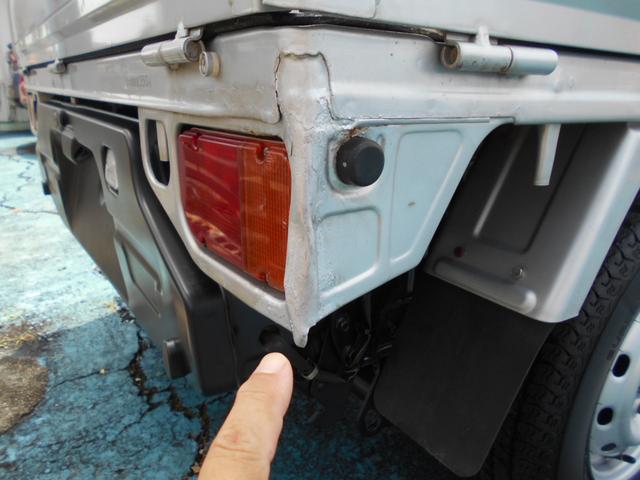 サンバートラック ＴＢ　オートマ　４ＷＤ　エアコン　パワステ　パワーウィンド　キーレス　タイヤ４本新品　禁煙車　シガーソケット　荷台マット　ゲートプロテクター　スバルオリジナル　最終モデル（32枚目）