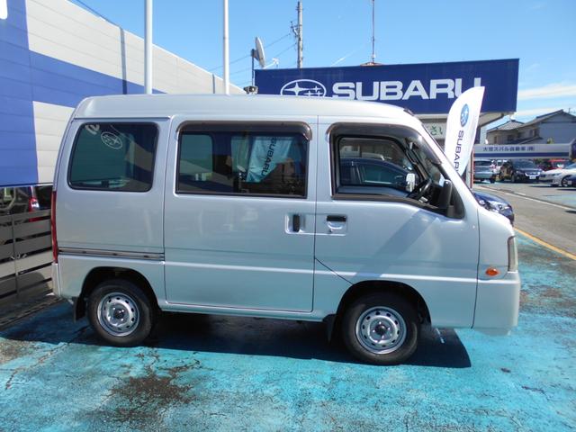 サンバーバン トランスポーター　グレードアップパッケージ　オートマ　４ＷＤ　禁煙車　タイヤ４本新品　エアコン　パワステ　パワーウィンド　キーレス　ＣＤオーディオ　ＥＴＣ　マット　バイザー　スバルオリジナルサンバー　最終モデル（4枚目）