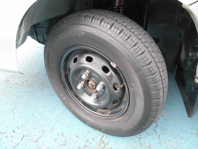 タイヤはダンロップ製バンタイヤ付き！！タイヤ山は７〜８分山（ヒビあり）！！新品＆スタッドレスタイヤも格安海外品から国産品まで各種取り扱えますので交換ご希望の方はお気軽にご相談下さい！！！