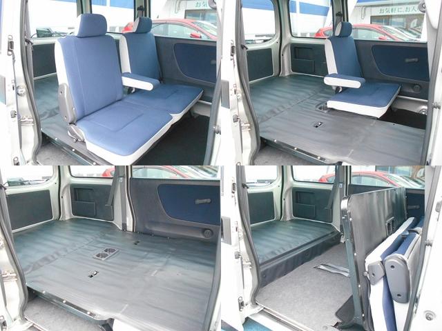 リアシートはアームレスト付きでゆったり座っていただけます！！また６：４分割式で前倒しフラット可能！！大きなお荷物にも対応可能でとっても便利！！シートアレンジも多彩です！！！