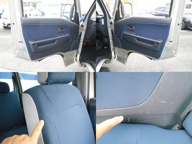 内装カラーはブルー＆ブラックです！！内装で気になる箇所は助手席シートの擦れキズとドアトリムのキズです！！ご遠方にお住まい等で現車確認出来ない方は要チェックです！！！