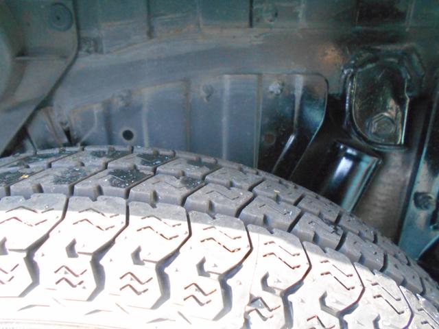 サンバートラック TC-SC スーパーチャージャー オートマ タイヤ4本新品 ワンオーナー エアコン パワステ パワーウィンド キーレス 社外アルミホイール トレーマット バイザー ゲートプロテクター スバルオリジナル 最終モデル(44枚目)